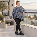 Langarmshirt aus flauschigem Feinstrick in Marineblau/Weiß mit asymmetrischem Zipfelsaum