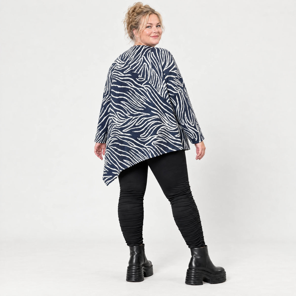 Langarmshirt aus flauschigem Feinstrick in Marineblau/Weiß mit asymmetrischem Zipfelsaum