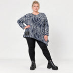 Langarmshirt aus flauschigem Feinstrick in Marineblau/Weiß mit asymmetrischem Zipfelsaum