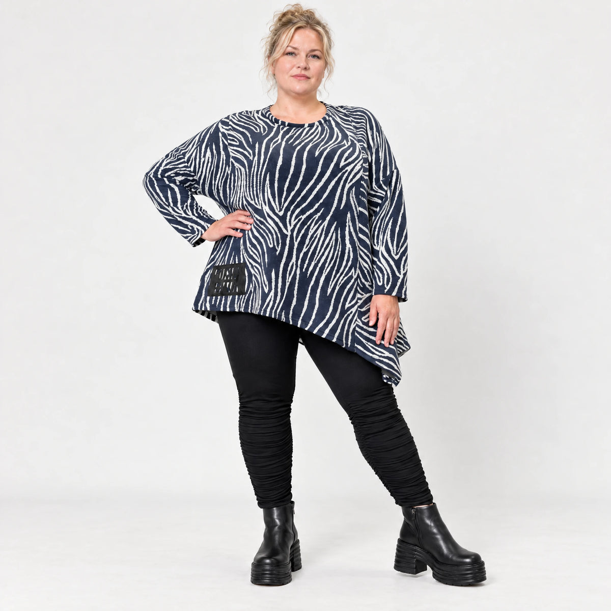 Langarmshirt aus flauschigem Feinstrick in Marineblau/Weiß mit asymmetrischem Zipfelsaum