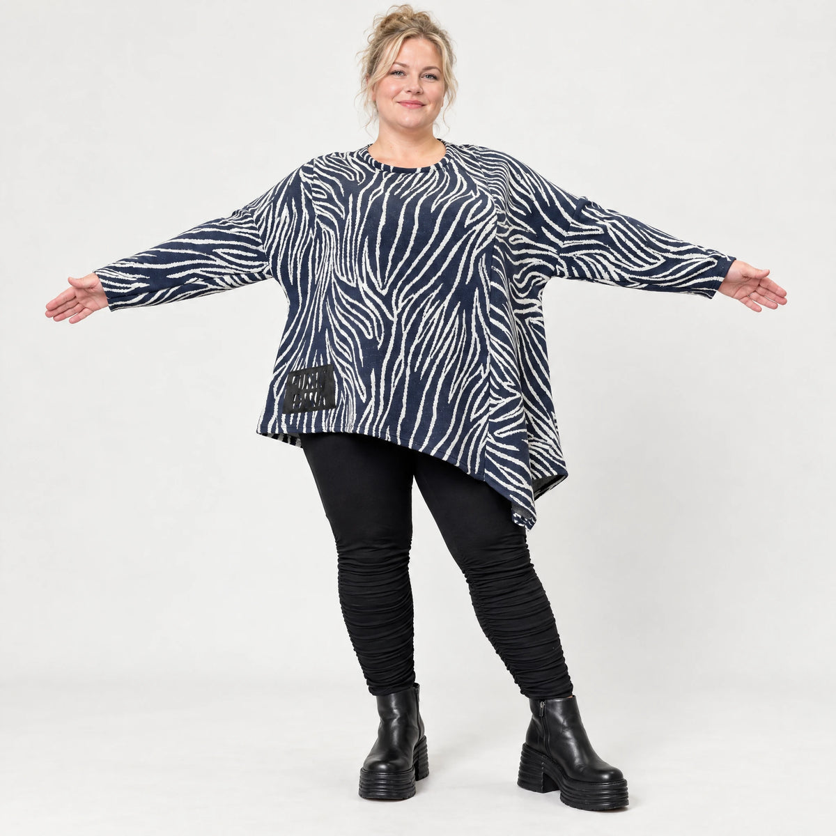 Langarmshirt aus flauschigem Feinstrick in Marineblau/Weiß mit asymmetrischem Zipfelsaum