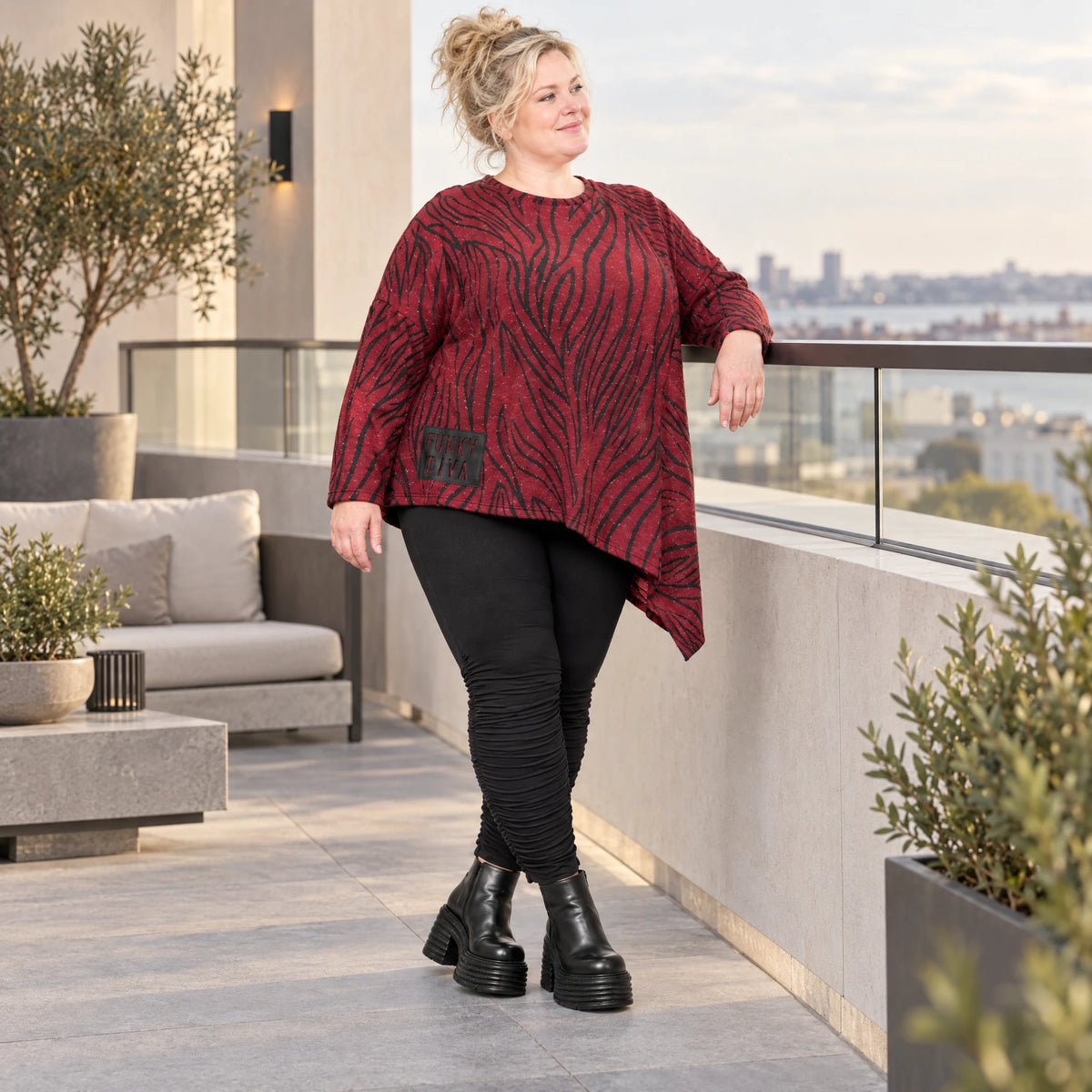 Feinstrickshirt in Rot/Schwarz mit asymmetrischem Zipfelsaum aus weichem Flauschgarn