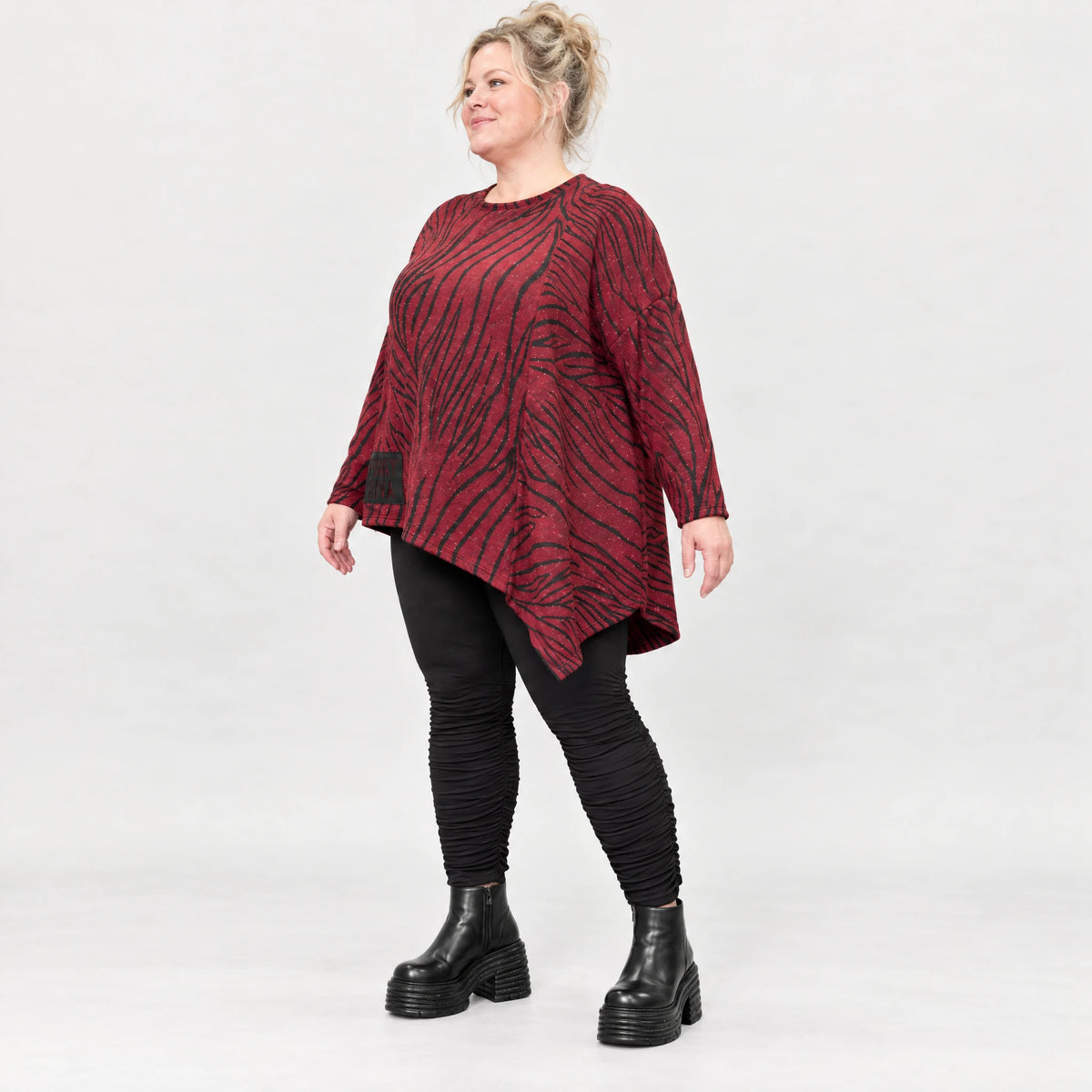Feinstrickshirt in Rot/Schwarz mit asymmetrischem Zipfelsaum aus weichem Flauschgarn