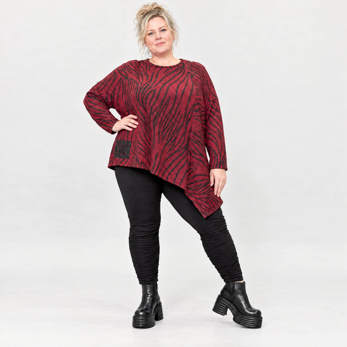 Feinstrickshirt in Rot/Schwarz mit asymmetrischem Zipfelsaum aus weichem Flauschgarn