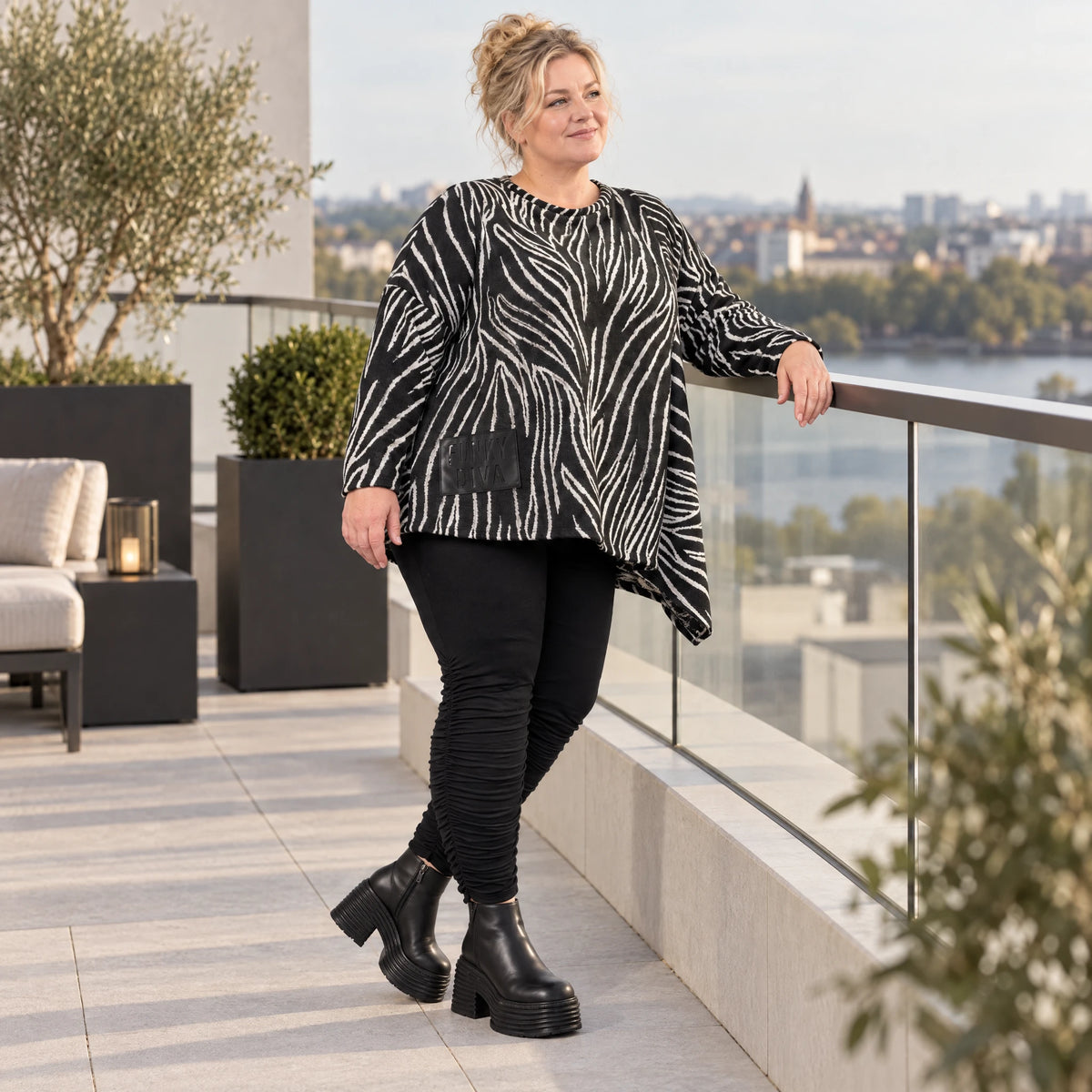 Flauschiges Feinstrickshirt mit Zebramuster in Schwarz/Weiß und asymmetrischem Zipfelsaum