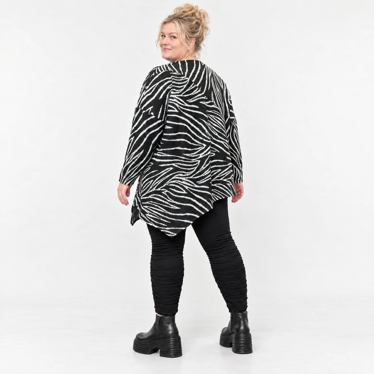 Flauschiges Feinstrickshirt mit Zebramuster in Schwarz/Weiß und asymmetrischem Zipfelsaum