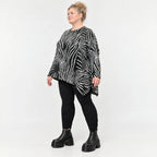 Flauschiges Feinstrickshirt mit Zebramuster in Schwarz/Weiß und asymmetrischem Zipfelsaum