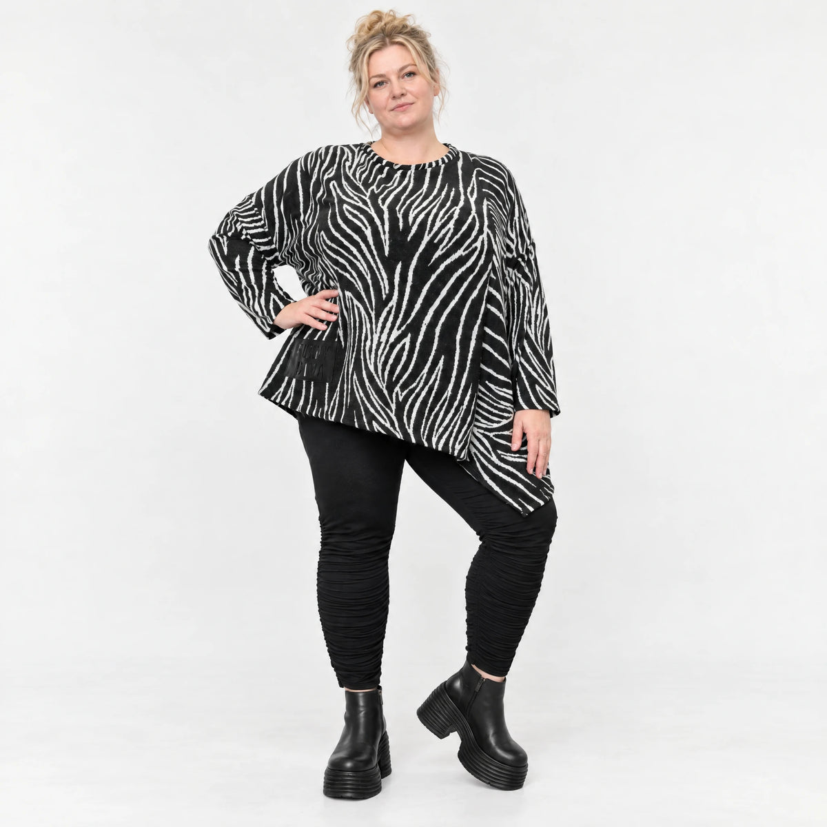 Flauschiges Feinstrickshirt mit Zebramuster in Schwarz/Weiß und asymmetrischem Zipfelsaum