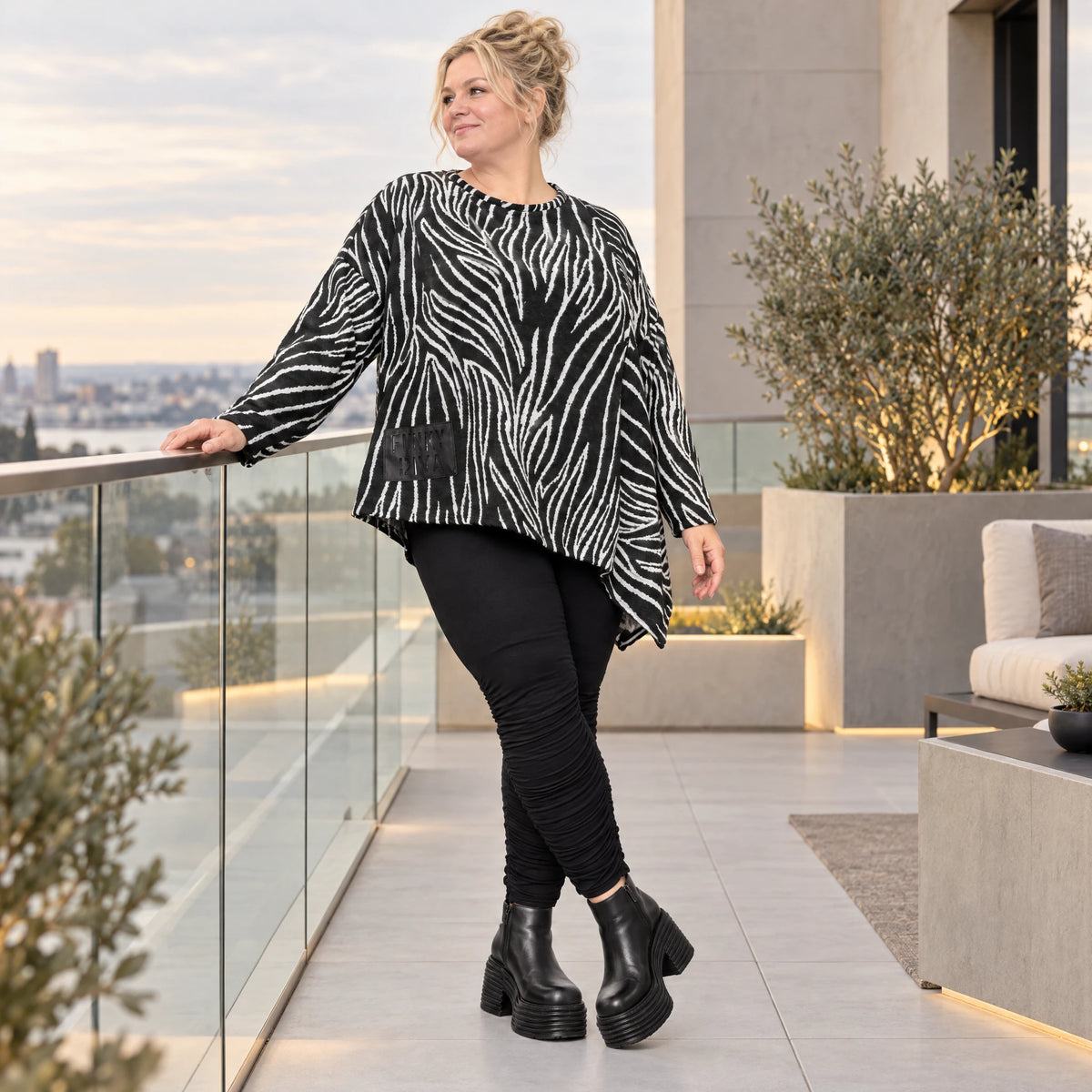 Flauschiges Feinstrickshirt mit Zebramuster in Schwarz/Weiß und asymmetrischem Zipfelsaum