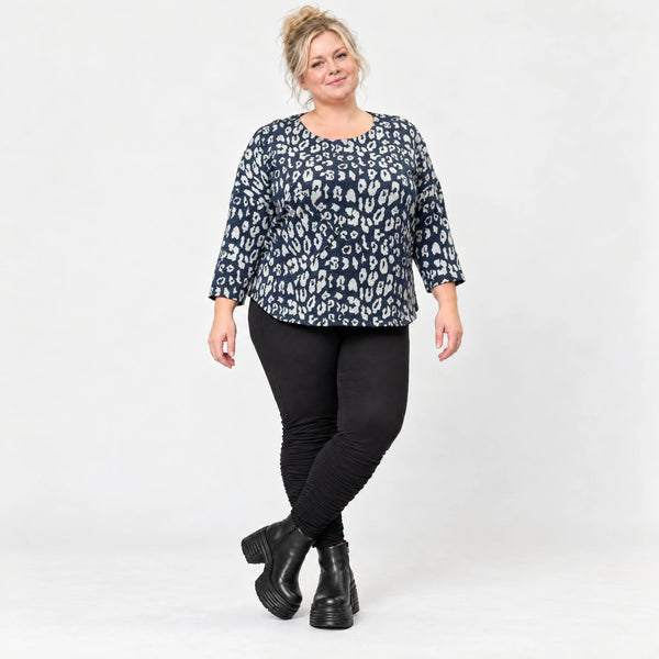 Feinstrickshirt in Marineblau/Grau mit Rundhalsausschnitt und aufgesetzten Taschen