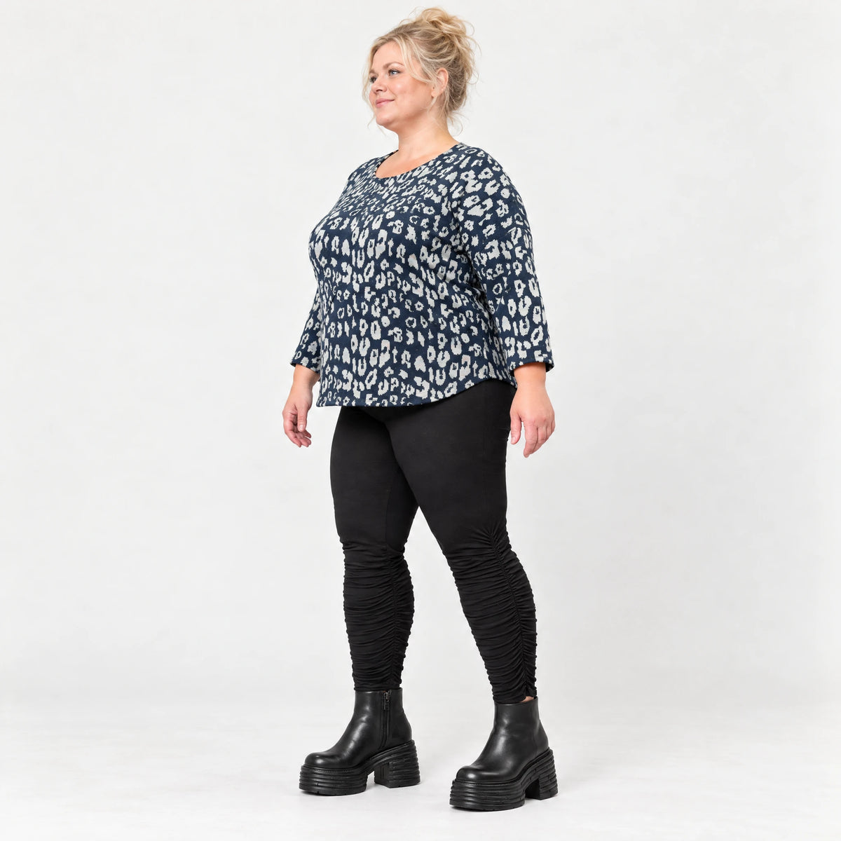 Feinstrickshirt in Marineblau/Grau mit Rundhalsausschnitt und aufgesetzten Taschen