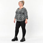 Italienisches Langarmshirt aus flauschigem Feinstrick in Schwarz/Weiß mit Rundhals