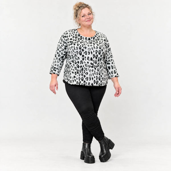 Flauschiges Strickshirt aus Italien in Weiß/Schwarz mit weichem Flauschgarn für den Winter