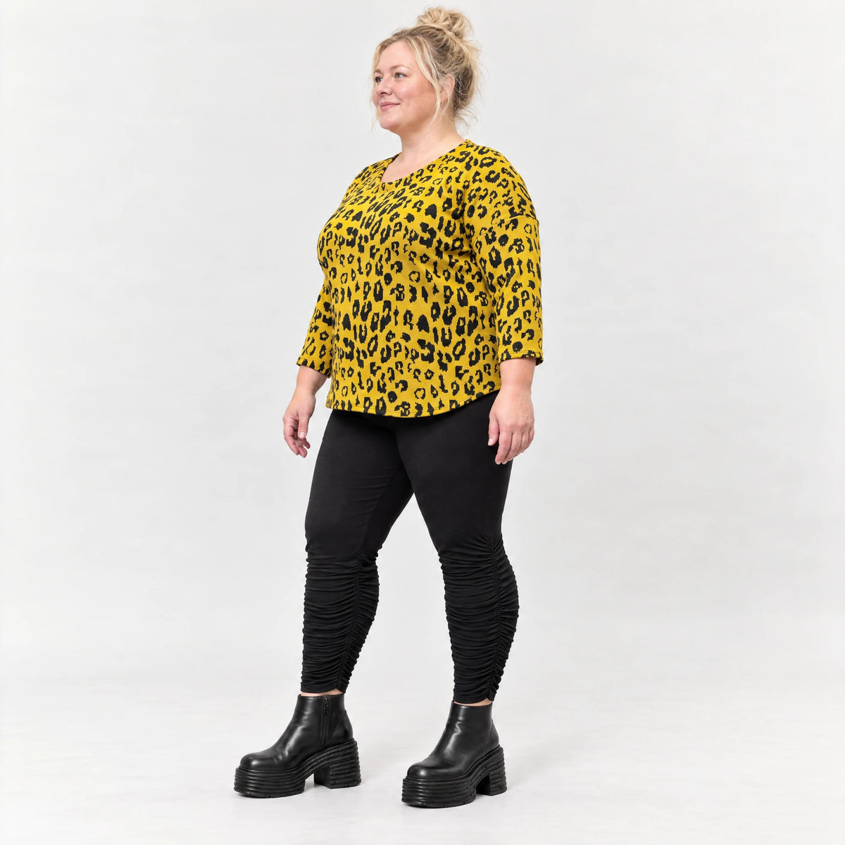 Flauschiges Feinstrickshirt in Gelb/Schwarz mit aufgesetzten Taschen für kalte Wintertage