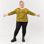 Flauschiges Feinstrickshirt in Gelb/Schwarz mit aufgesetzten Taschen für kalte Wintertage