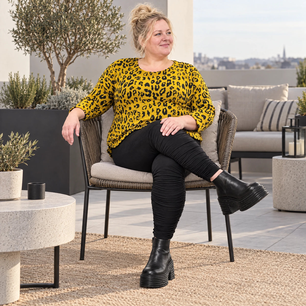 Flauschiges Feinstrickshirt in Gelb/Schwarz mit aufgesetzten Taschen für kalte Wintertage
