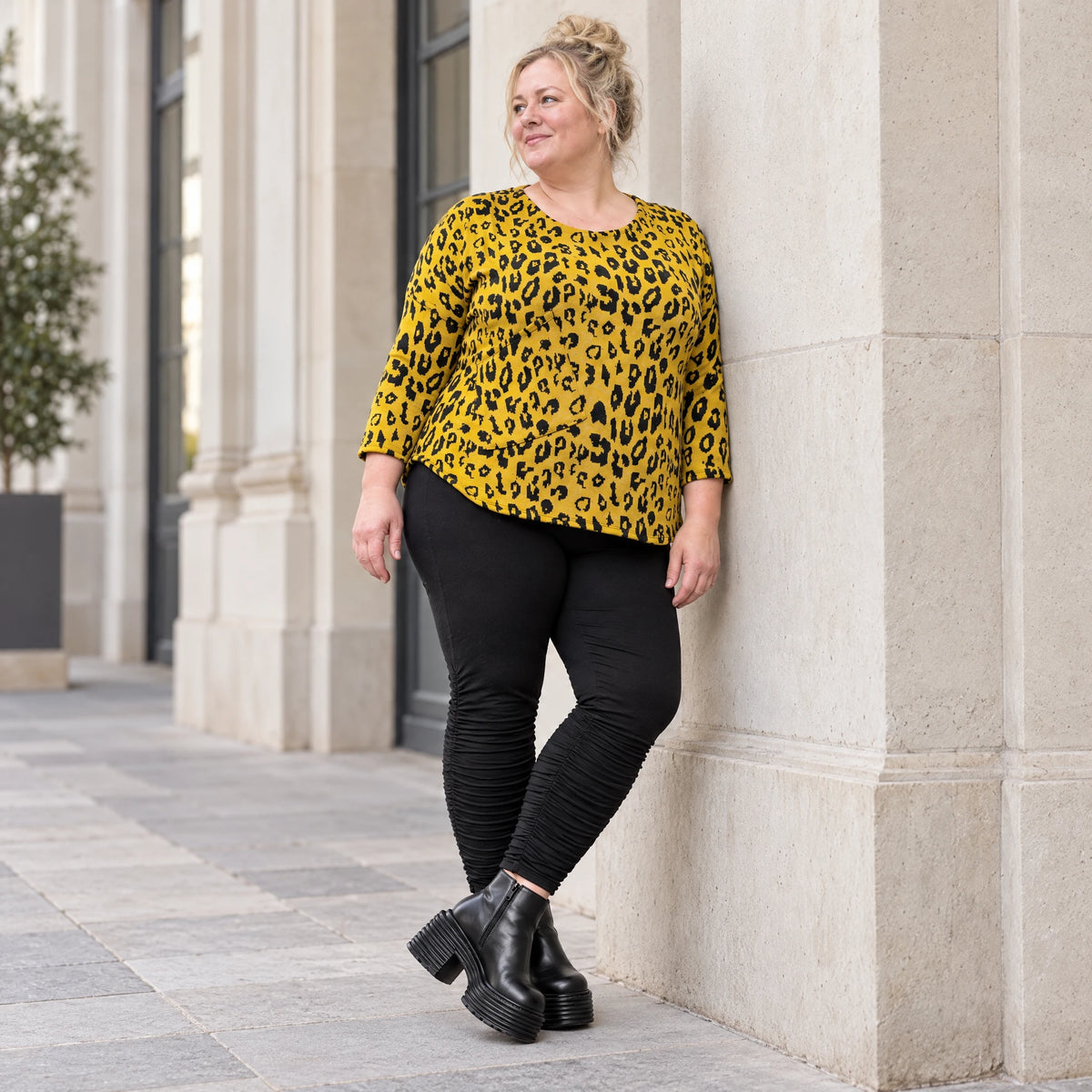 Flauschiges Feinstrickshirt in Gelb/Schwarz mit aufgesetzten Taschen für kalte Wintertage