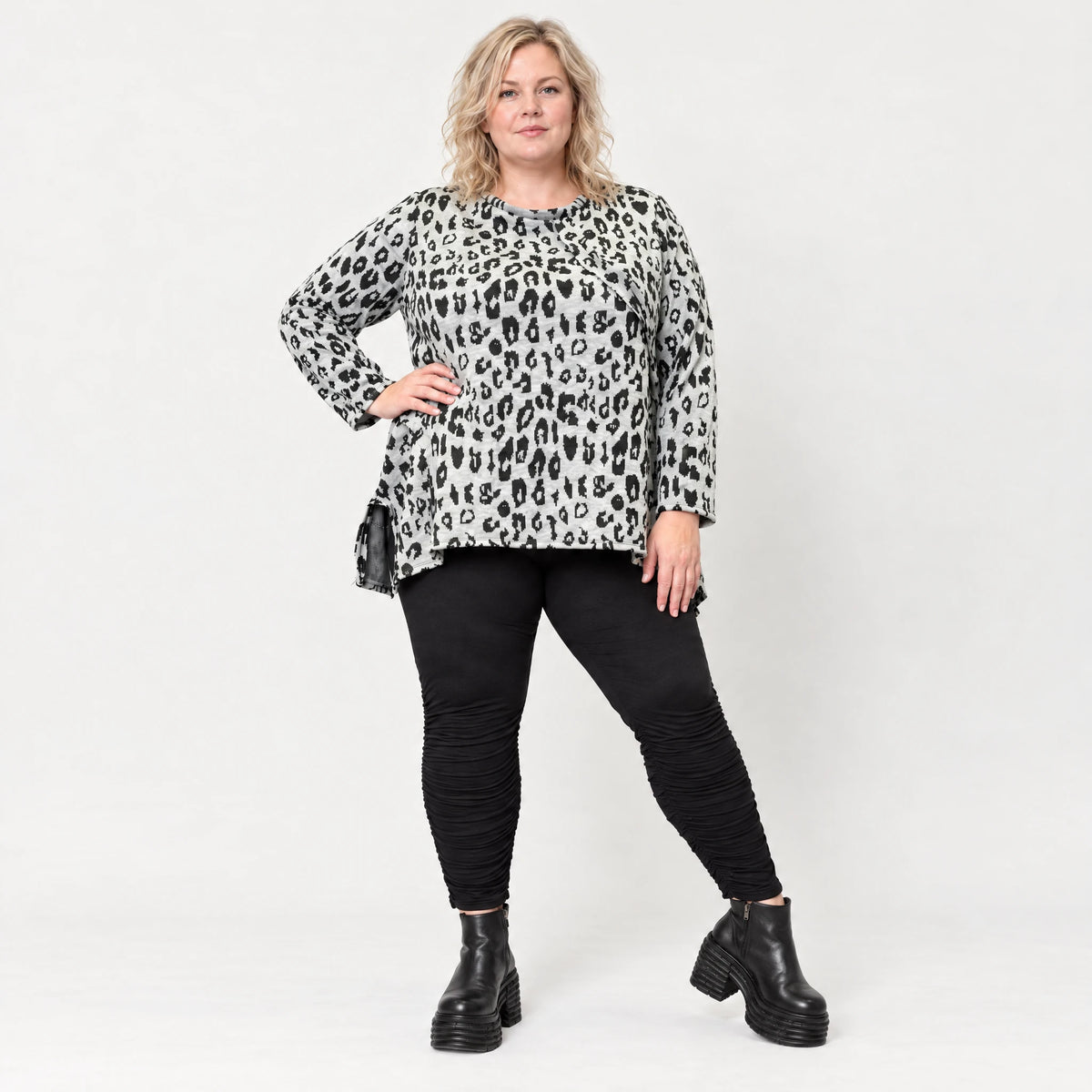 Flauschiges Feinstrickshirt in Grau/Schwarz mit lockerer A-Linie und seitlichen Schlitzen