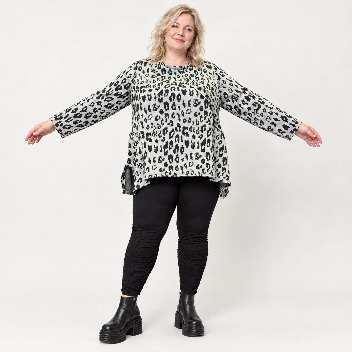 Flauschiges Feinstrickshirt in Grau/Schwarz mit lockerer A-Linie und seitlichen Schlitzen