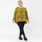 Weiches Langarmshirt aus flauschigem Feinstrick in Gelb/Schwarz mit ausgestellter A-Linie
