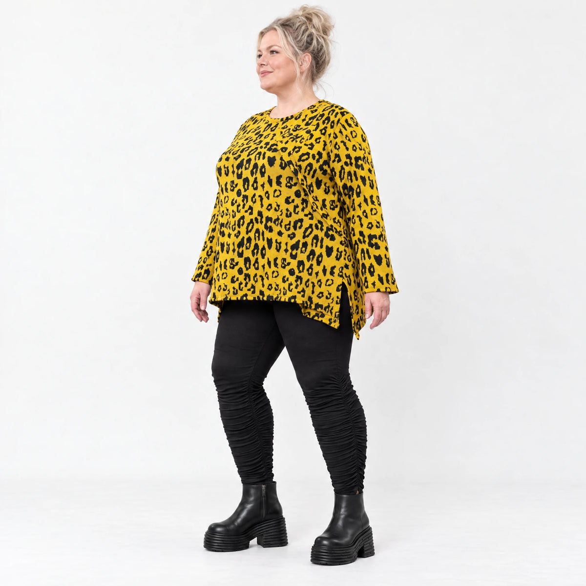 Weiches Langarmshirt aus flauschigem Feinstrick in Gelb/Schwarz mit ausgestellter A-Linie
