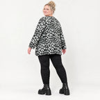 Flauschiges Feinstrickshirt in Schwarz/Weiß mit lockerer A-Linie und Faltennahtmuster