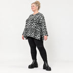 Flauschiges Feinstrickshirt in Schwarz/Weiß mit lockerer A-Linie und Faltennahtmuster