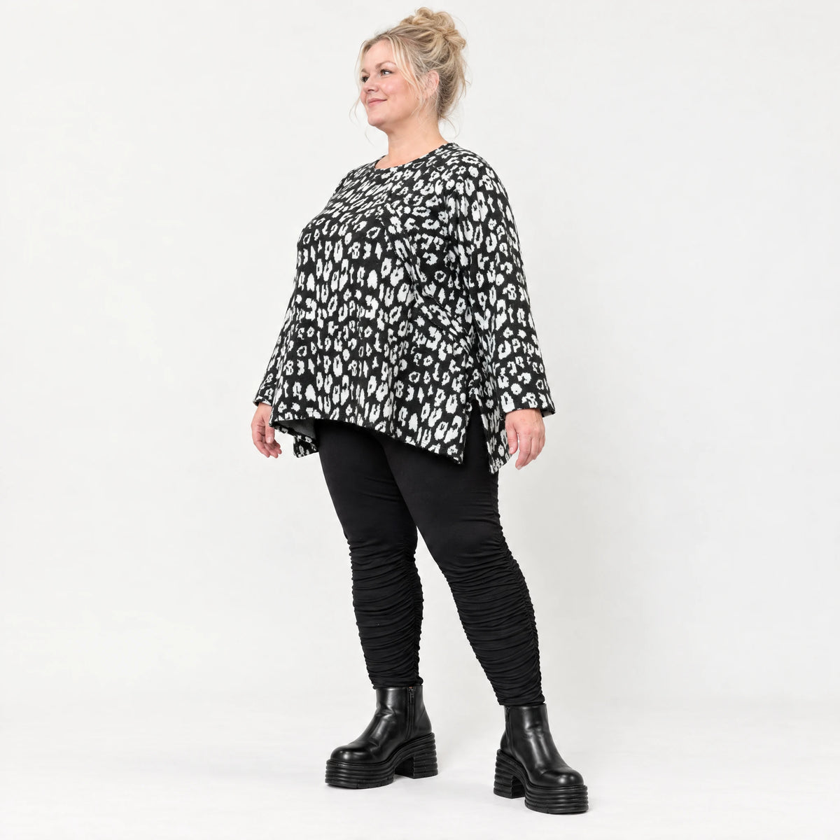 Flauschiges Feinstrickshirt in Schwarz/Weiß mit lockerer A-Linie und Faltennahtmuster