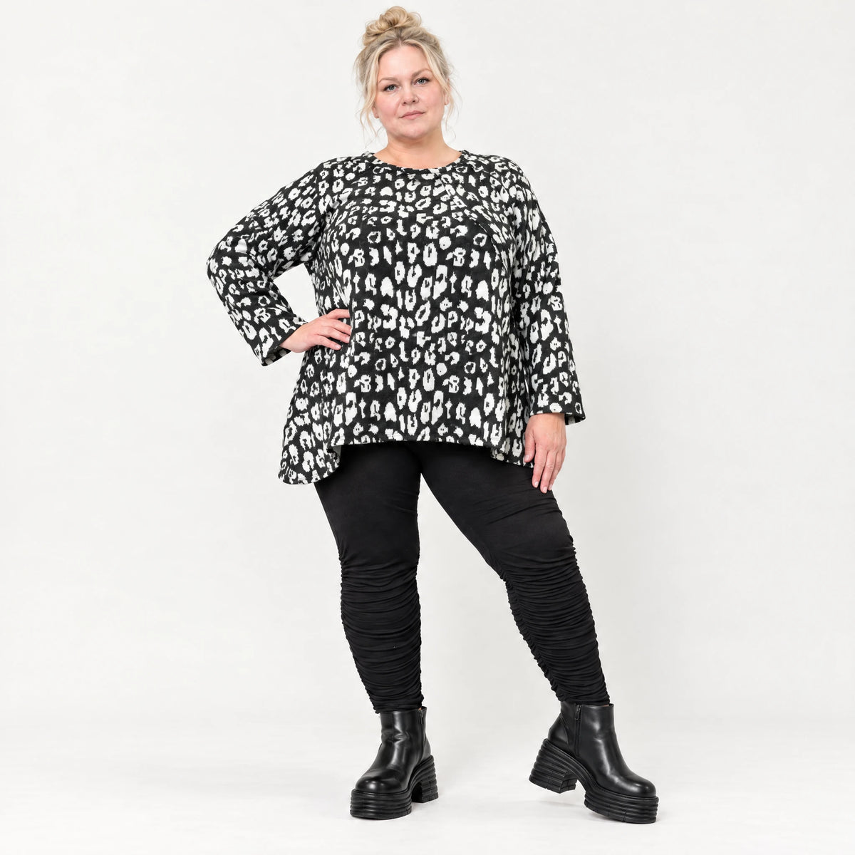 Flauschiges Feinstrickshirt in Schwarz/Weiß mit lockerer A-Linie und Faltennahtmuster
