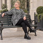 Flauschiges Feinstrickshirt in Schwarz/Weiß mit lockerer A-Linie und Faltennahtmuster