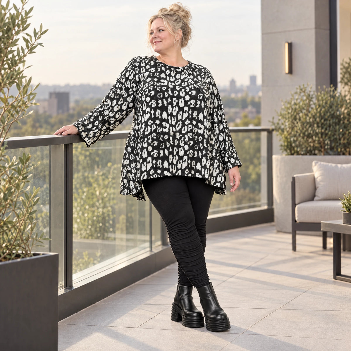 Flauschiges Feinstrickshirt in Schwarz/Weiß mit lockerer A-Linie und Faltennahtmuster