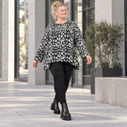 Flauschiges Feinstrickshirt in Schwarz/Weiß mit lockerer A-Linie und Faltennahtmuster