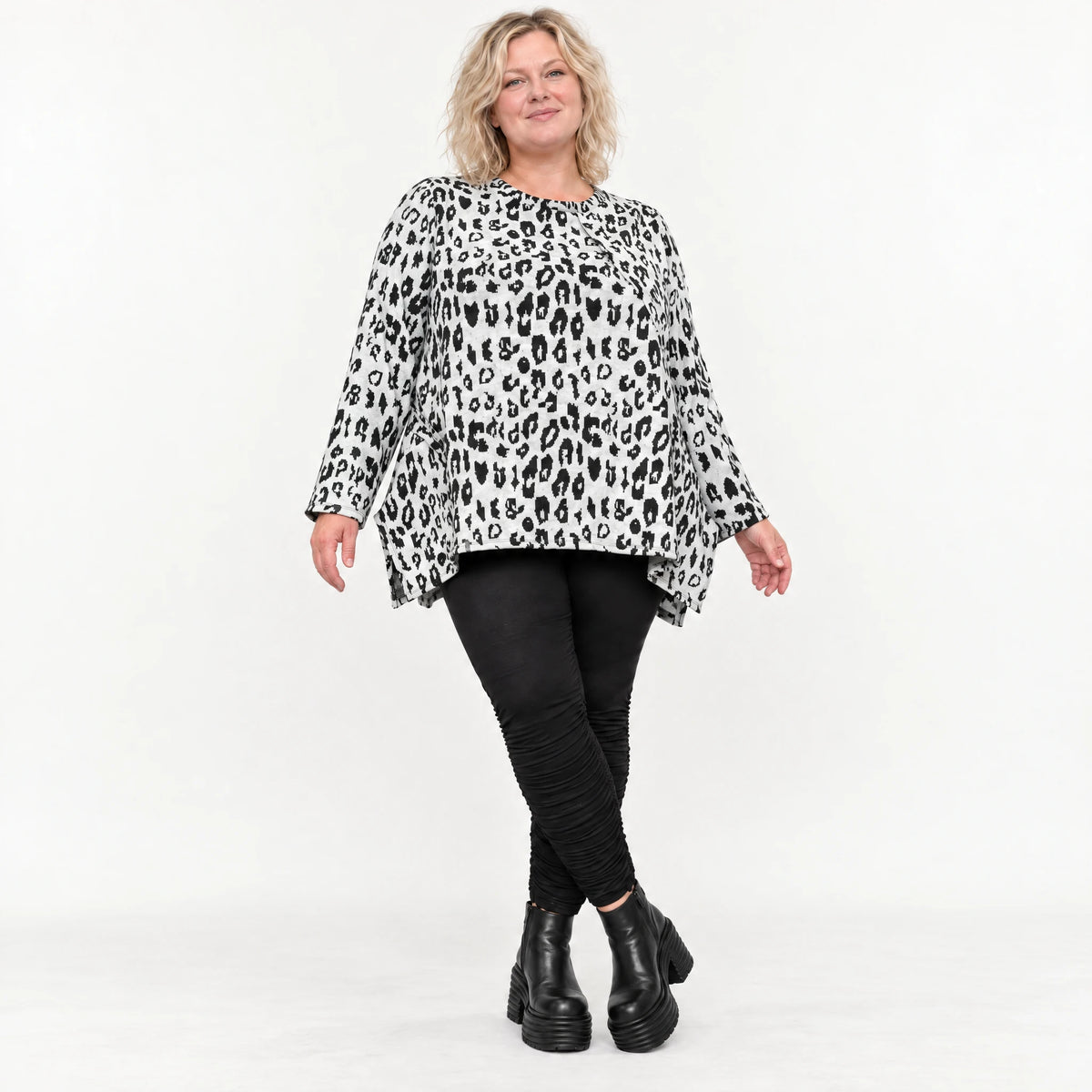 Italienisches Feinstrickshirt in Weiß/Schwarz mit A-Linie und seitlichen Schlitzen am Saum