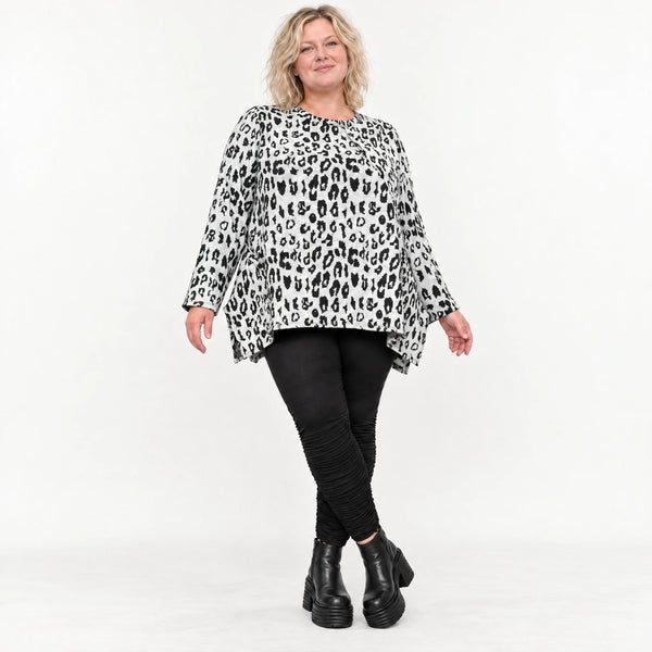 Italienisches Feinstrickshirt in Weiß/Schwarz mit A-Linie und seitlichen Schlitzen am Saum
