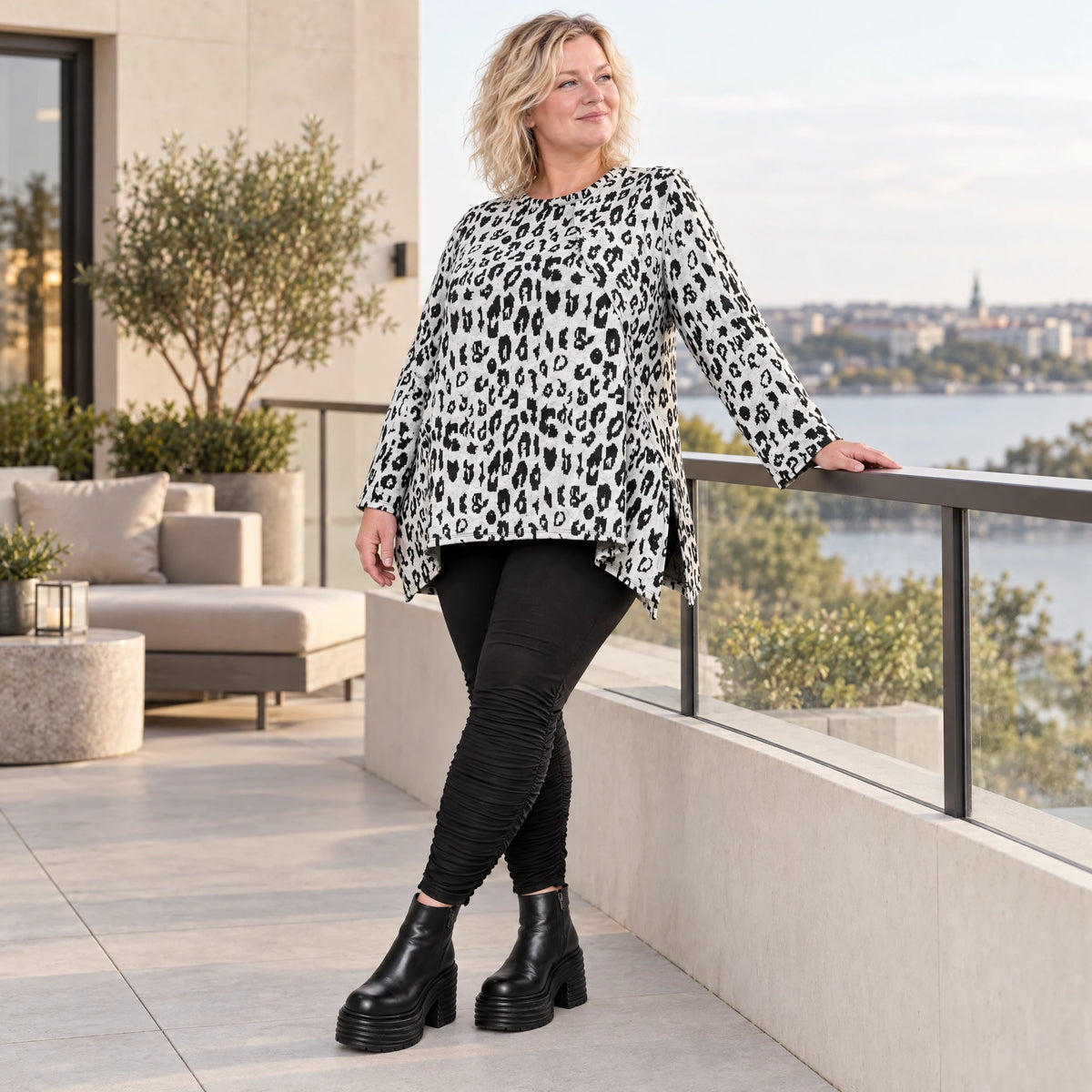 Italienisches Feinstrickshirt in Weiß/Schwarz mit A-Linie und seitlichen Schlitzen am Saum