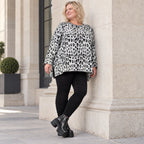 Italienisches Feinstrickshirt in Weiß/Schwarz mit A-Linie und seitlichen Schlitzen am Saum