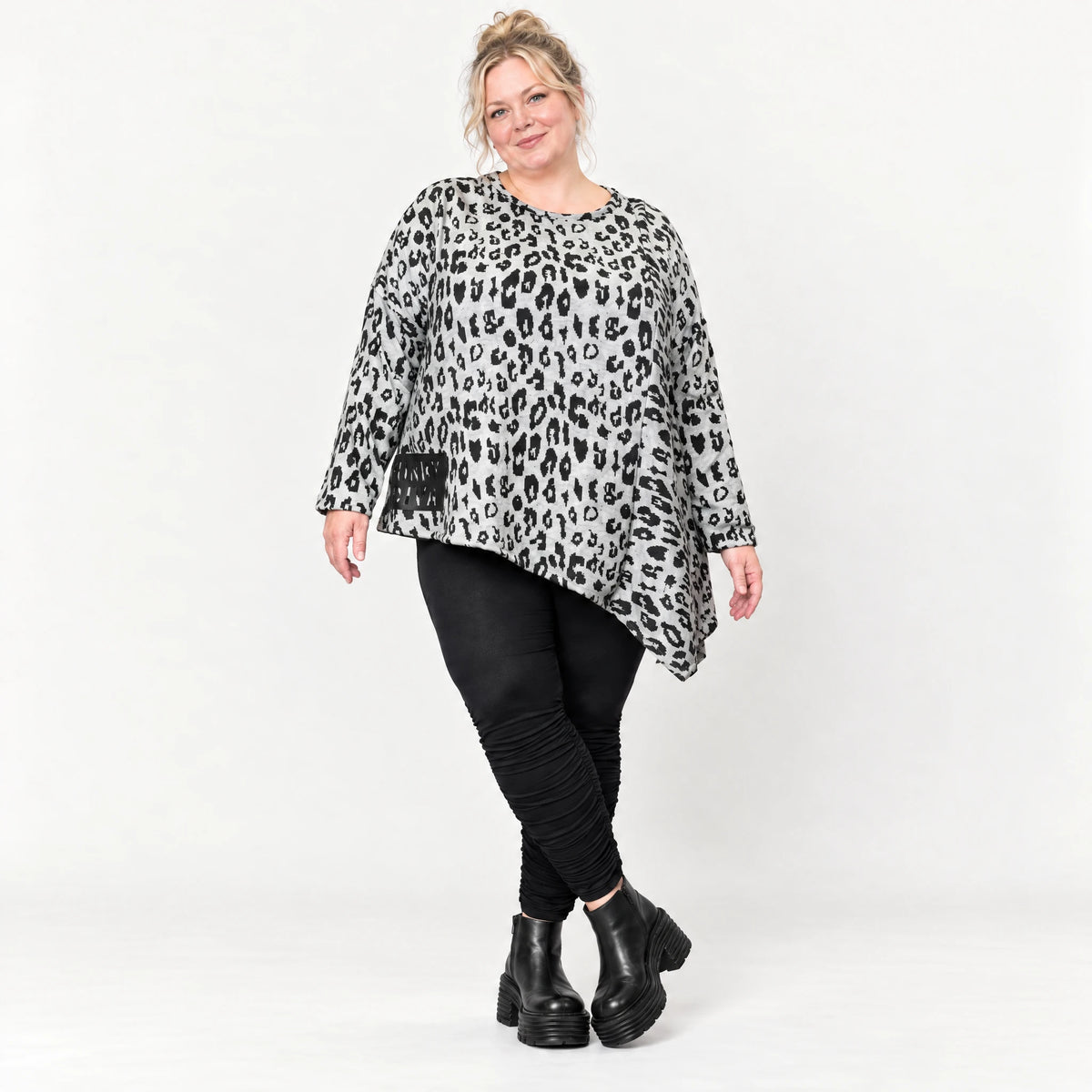 Langarmshirt Feinstrick in Grau/Schwarz mit asymmetrischem Zipfelsaum und weichem Garn