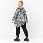 Langarmshirt Feinstrick in Grau/Schwarz mit asymmetrischem Zipfelsaum und weichem Garn