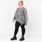 Langarmshirt Feinstrick in Grau/Schwarz mit asymmetrischem Zipfelsaum und weichem Garn