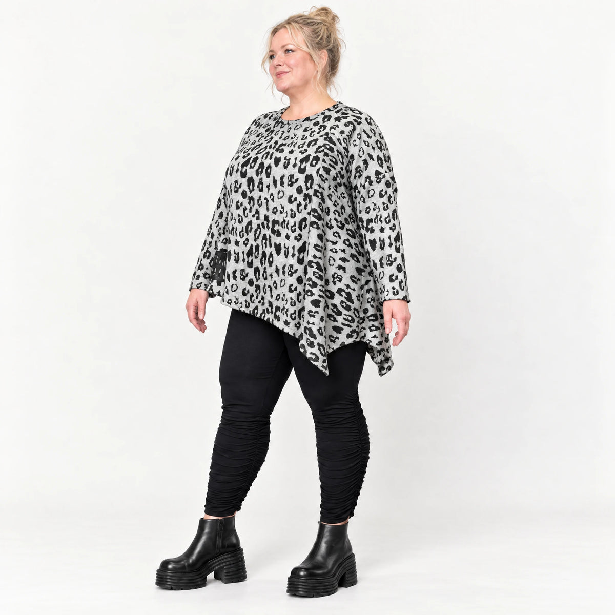 Langarmshirt Feinstrick in Grau/Schwarz mit asymmetrischem Zipfelsaum und weichem Garn
