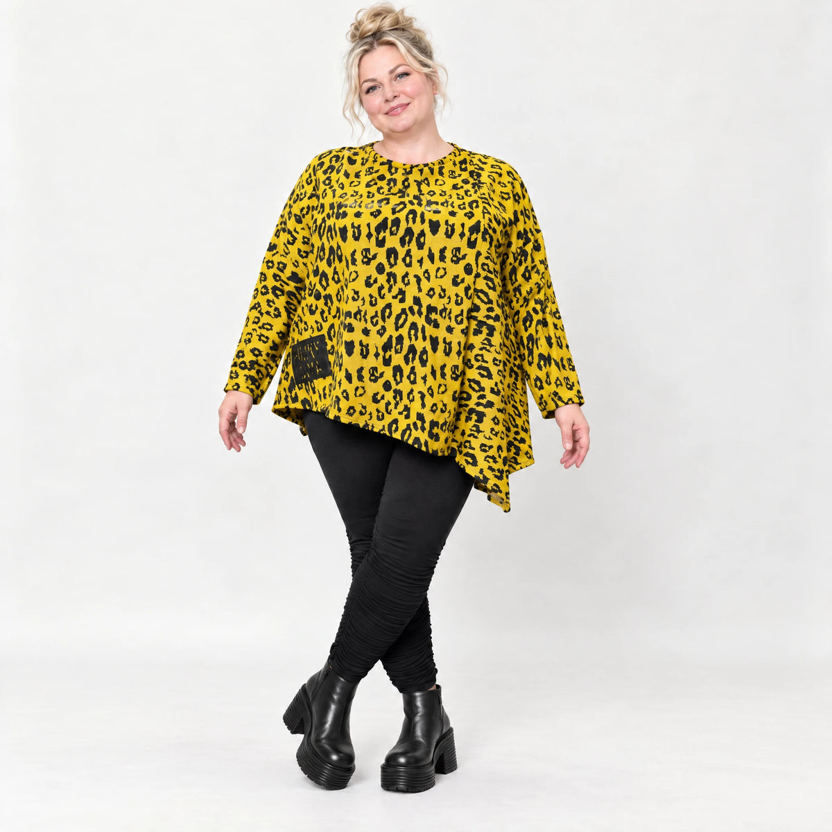 Kuscheliges Feinstrickshirt in Gelb/Schwarz aus flauschigem Garn mit asymmetrischem Saum
