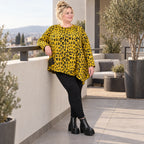 Kuscheliges Feinstrickshirt in Gelb/Schwarz aus flauschigem Garn mit asymmetrischem Saum