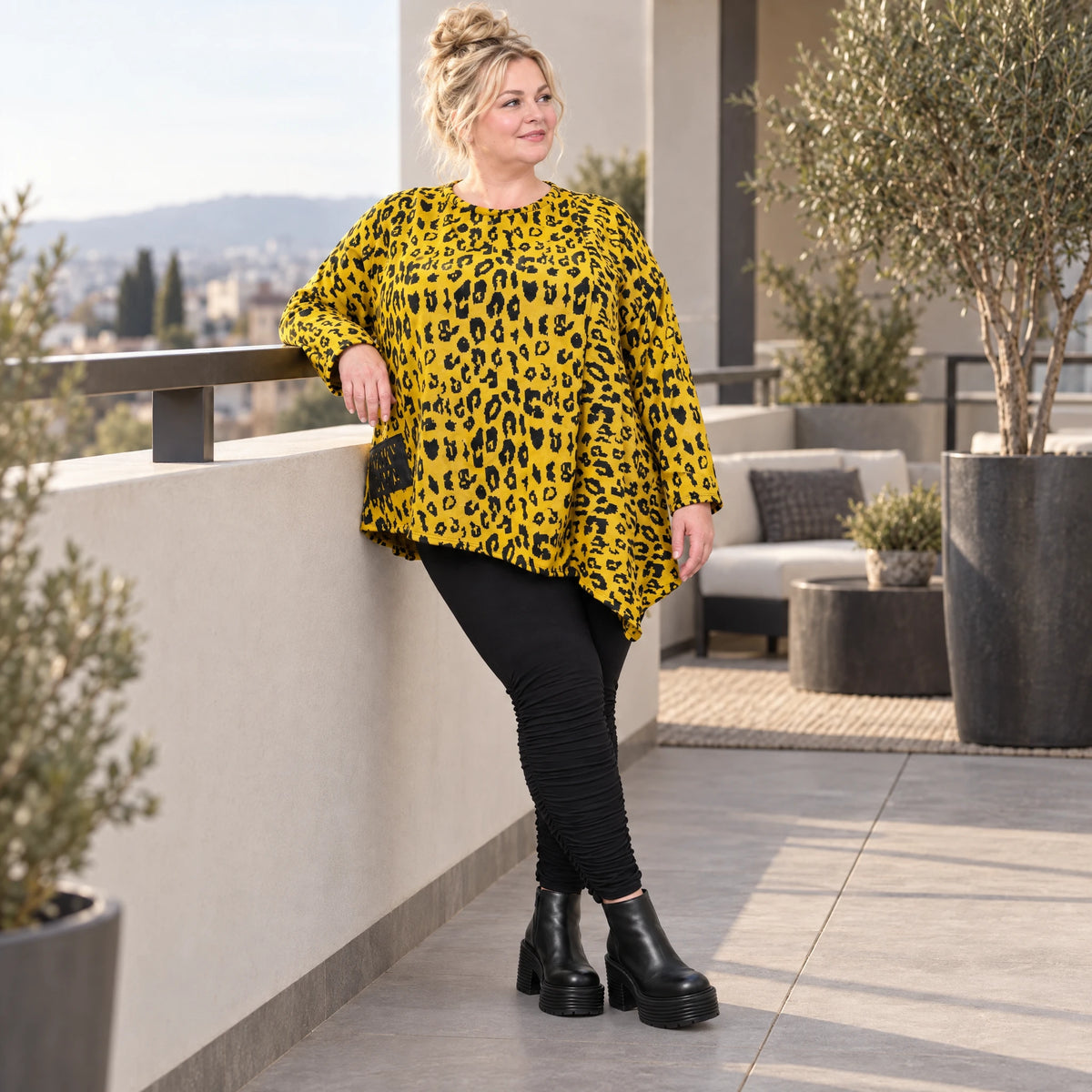 Kuscheliges Feinstrickshirt in Gelb/Schwarz aus flauschigem Garn mit asymmetrischem Saum
