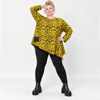Kuscheliges Feinstrickshirt in Gelb/Schwarz aus flauschigem Garn mit asymmetrischem Saum