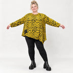 Kuscheliges Feinstrickshirt in Gelb/Schwarz aus flauschigem Garn mit asymmetrischem Saum