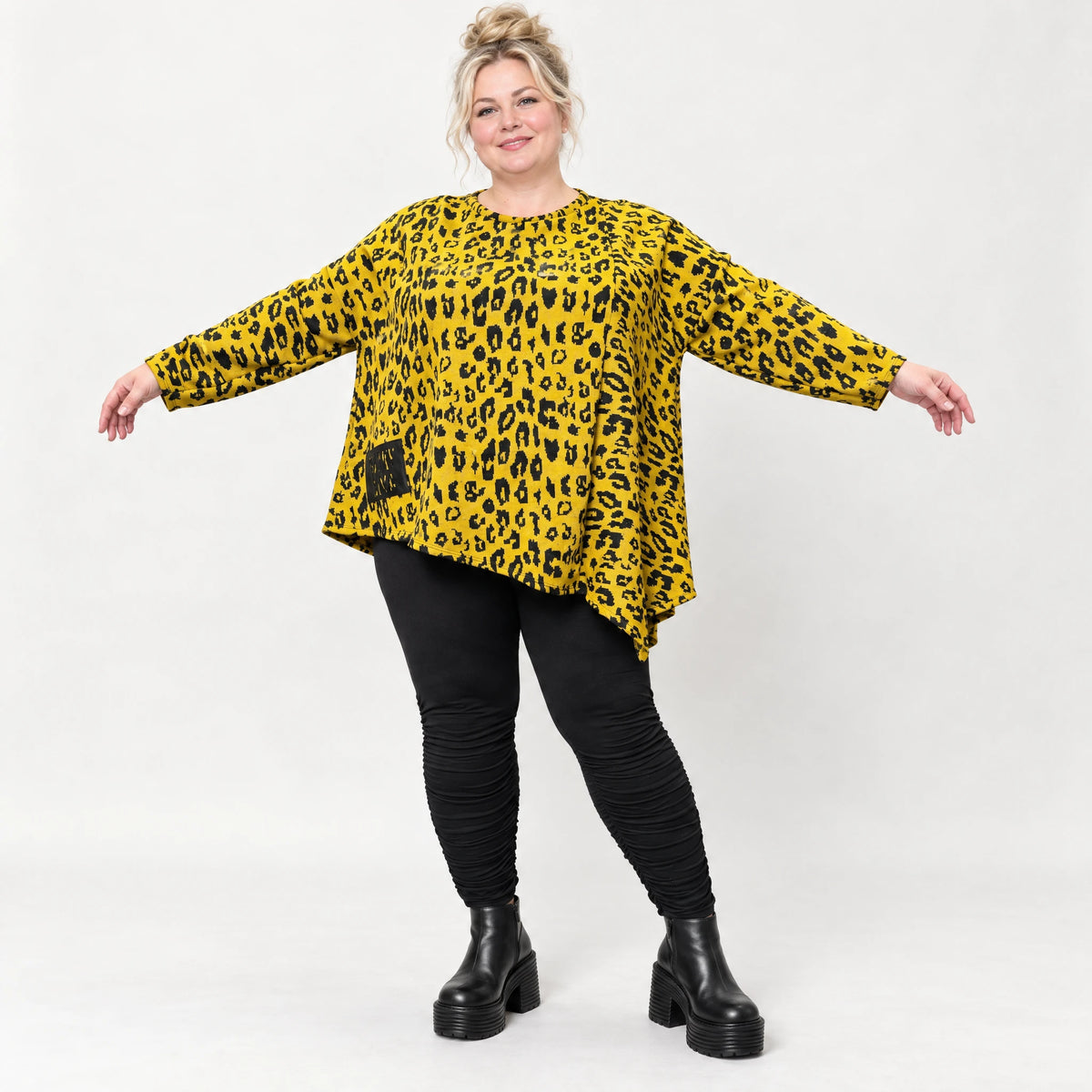 Kuscheliges Feinstrickshirt in Gelb/Schwarz aus flauschigem Garn mit asymmetrischem Saum