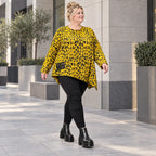 Kuscheliges Feinstrickshirt in Gelb/Schwarz aus flauschigem Garn mit asymmetrischem Saum
