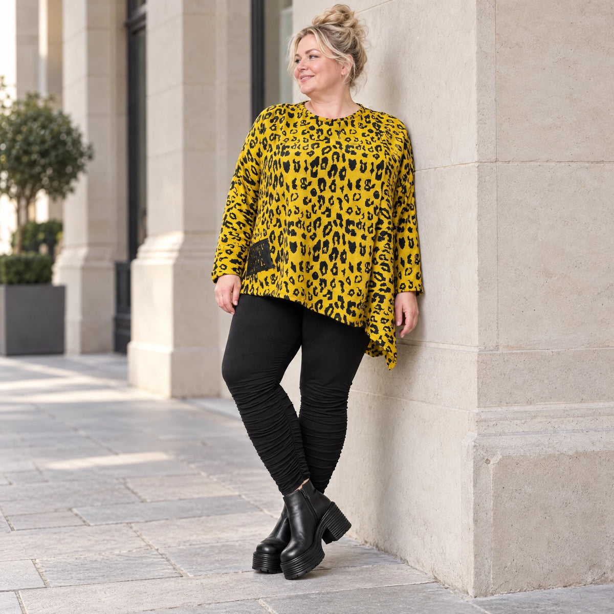 Kuscheliges Feinstrickshirt in Gelb/Schwarz aus flauschigem Garn mit asymmetrischem Saum