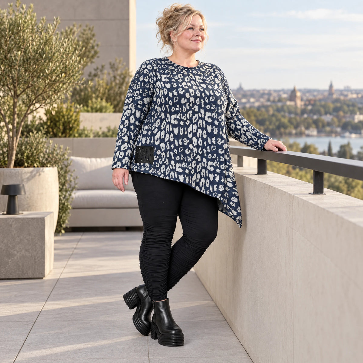 Asymmetrisches Feinstrickshirt in Marineblau/Grau mit Zipfelsaum und Rundhalsausschnitt