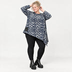 Asymmetrisches Feinstrickshirt in Marineblau/Grau mit Zipfelsaum und Rundhalsausschnitt